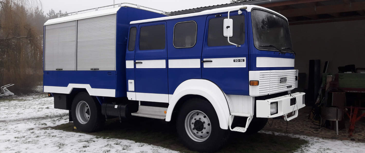 Véhicule d'expédition Iveco 90-16 avec des amortisseurs renforcés de Marquart